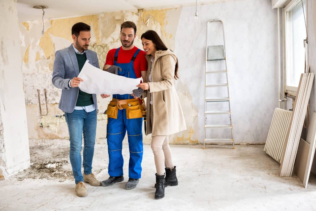 construction contractor reviewing blue prints with client