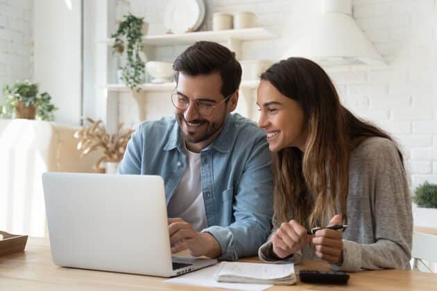 couple-paying-expenses