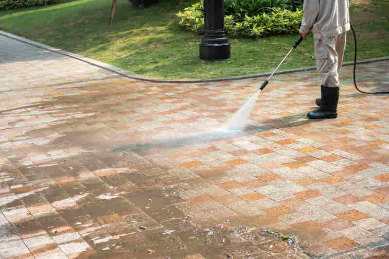 Outdoor floor cleaning with a pressure water