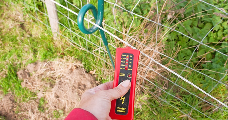 Electric fence tester to check the pulse strength