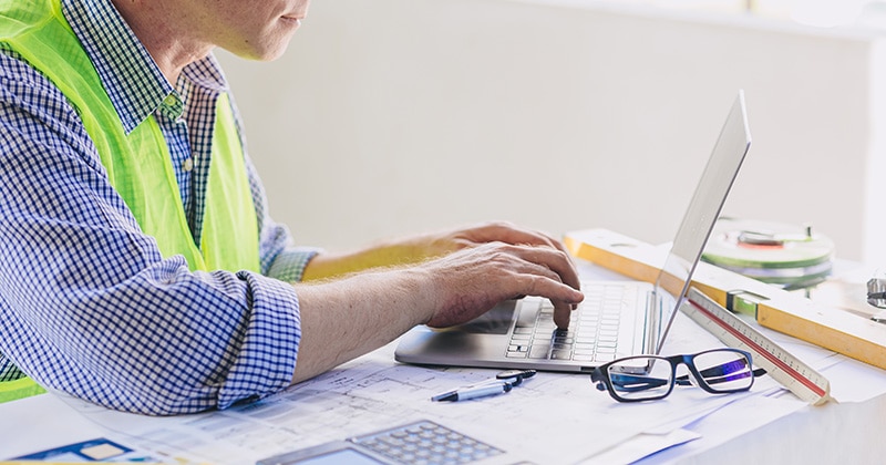 Home pro using estimating software on laptop
