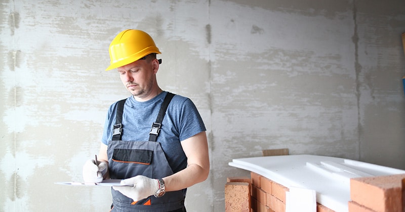 Construction pro fills out estimate template by hand