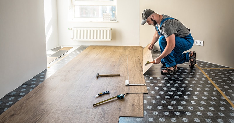 Home pro joining vinyl floor covering during home reno