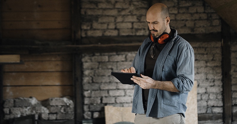 Home renovation pro uses tablet at jobsite