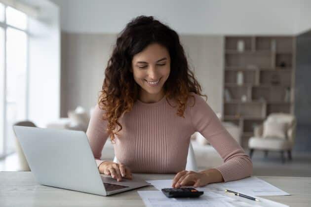 employer calculating payroll taxes